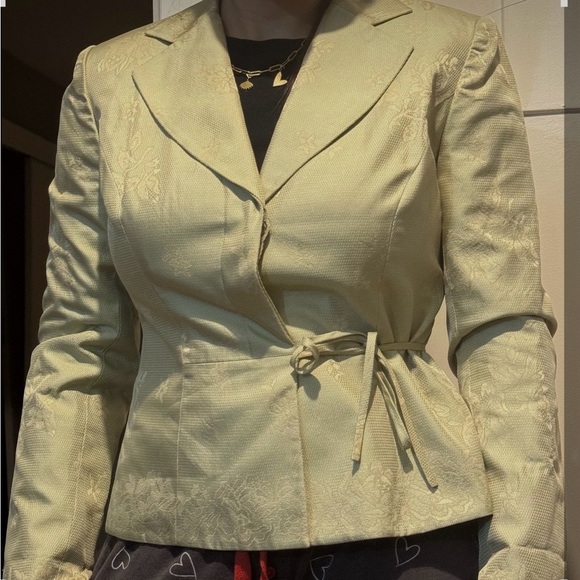 Elegant Cream Women's Blazer - Picture 2 of 4